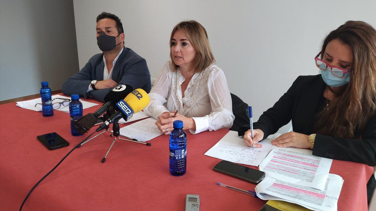 Ximo Coll, Carolina Vives y la abogada de ambos, esta mañana en la comparecencia en Els Poblets