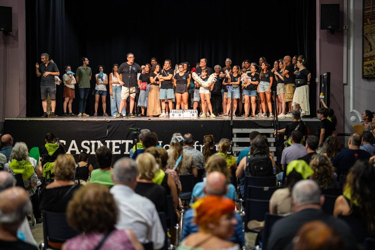 Barcelona. FOTOGALERÍA de la entrega de premios del concurso de calles decoradas de la Festa Major de Sants, en la que las diferentes comisiones de las calles participantes reciben sus reconocimientos y un lote de regalo de El Periódico, formado habitualmente por un cartel con una suscripción gratuita y una bolsa con merchandising. La calle Valladolid recibe el primer premio y la calle Sagunt, el segundo. 24 de agosto de 2026. Sociedad. AUTOR: ZOWY VOETEN