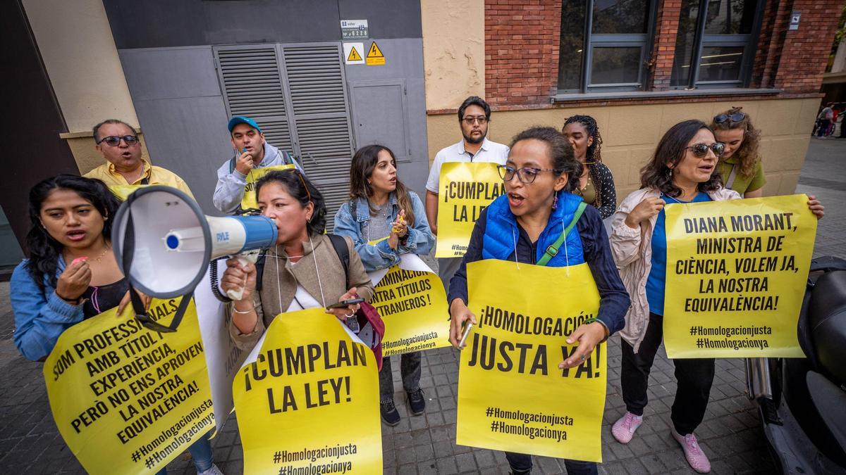 Manifestación de afectados por el retraso en la homologación de títulos universitarios, en Barcelona.