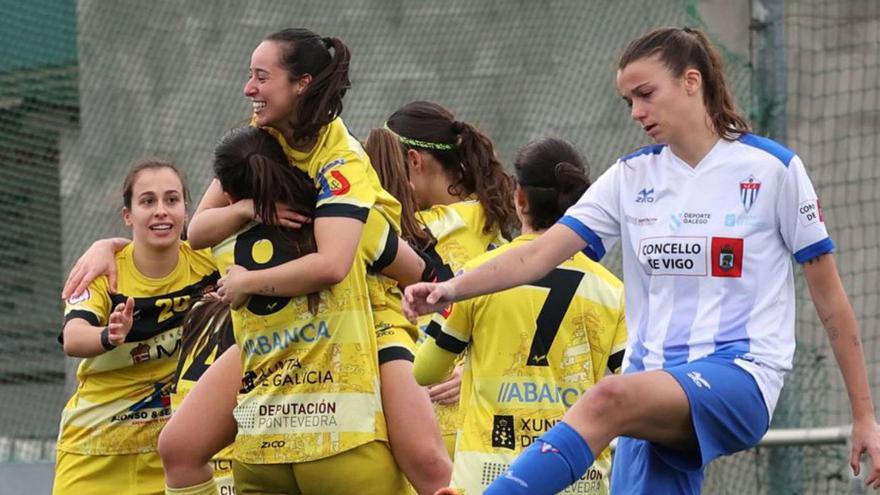 Jugadoras del Mos celebran un gol ante el Sárdoma. // JOSÉ LORES