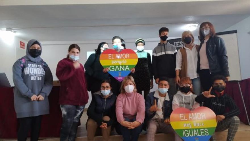 Rosa Jorquera, junto a los alumnos que acudieron a la charla.