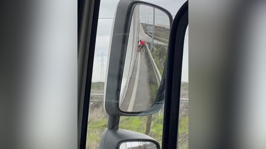 La impotencia de un camionero cuando descubre que le están robando la mercancía