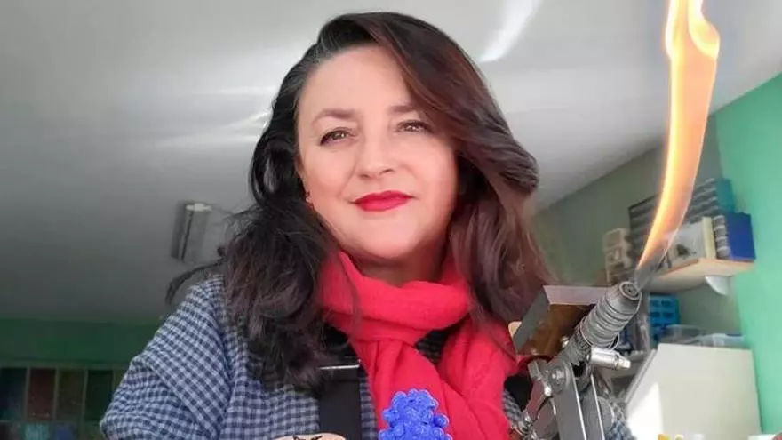 Esther Ferreiro, la artesana que transforma el vidrio en joya