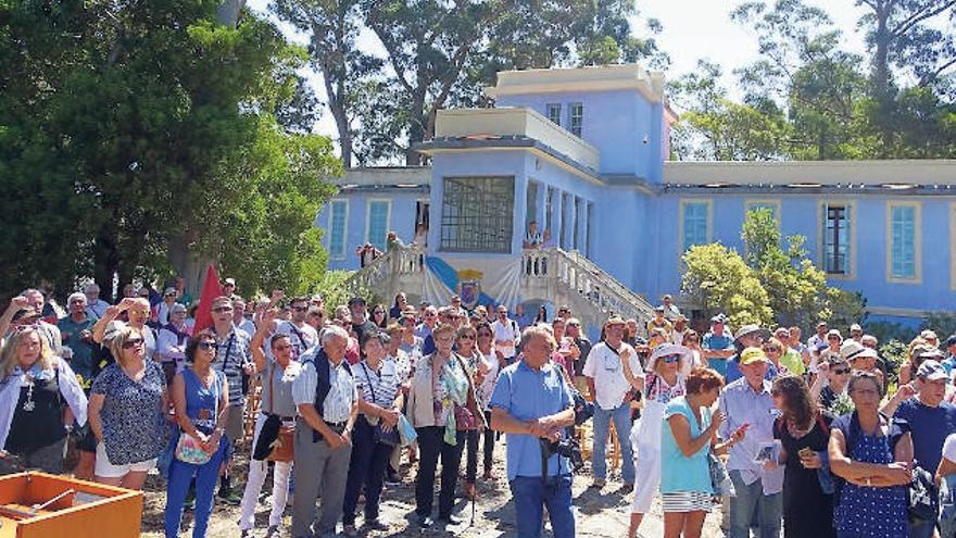 Participantes en un homenaje a las víctimas del franquismo en la isla de San Simón, en verano.  // IGM