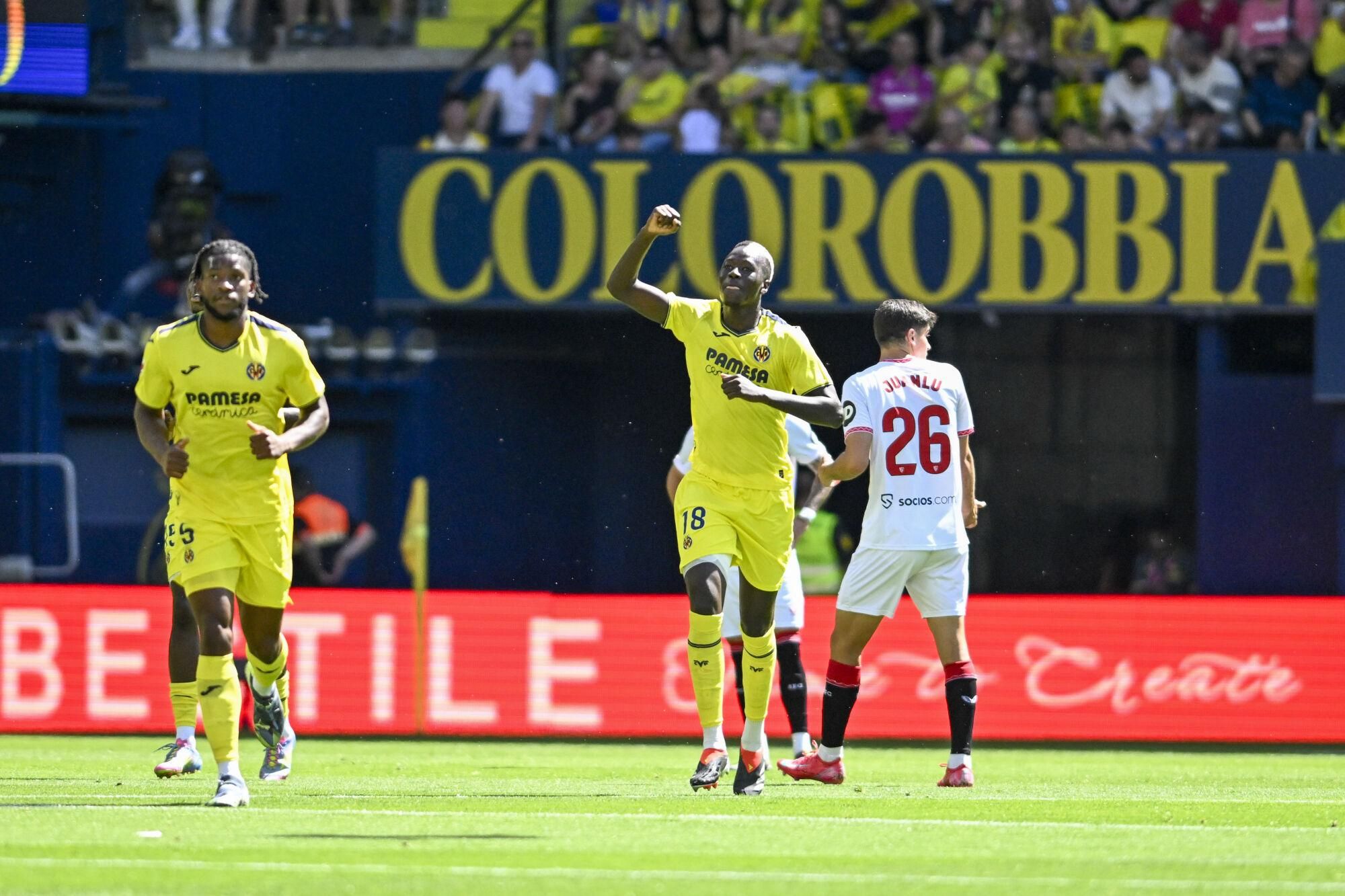 VILLARREAL (CASTELLÓN), 25/05/2025.- El centrocampista del Villarreal Pape Gueye (c) celebra tras anotar el segundo gol del equipo este domingo, durante el partido de la jornada 38 de LaLiga EA Sports, que Villarreal y Sevilla disputan en el Estadio de la Cerámica. EFE/ Andreu Esteban