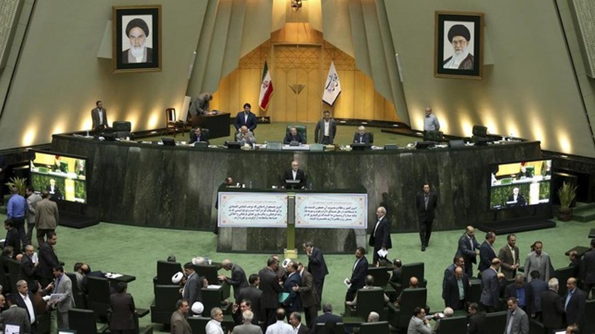 El presidente de la Organización de Energía Atómica de Irán, Ali Akbar Salehi, interviene en la sesión del Parlamento iraní antes de la aprobación del acuerdo nuclear.