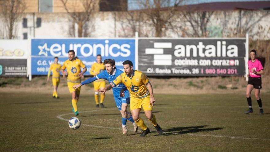 Iñaki Eguileor pugna un balón, en Villaralbo. | Emilio Fraile