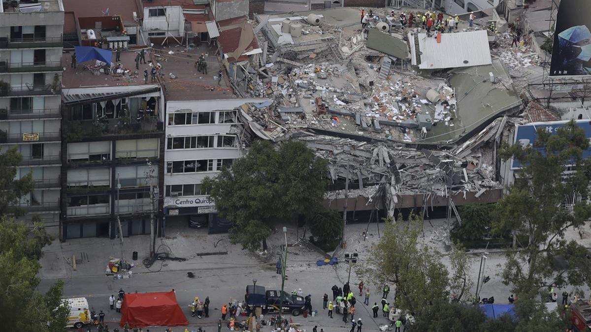 Los servicios de rescate buscan supervivientes atrapados en un edificio hundido tras el seísmo, en Roma Norte, barriada de Ciudad de México, el 20 de septiembre.