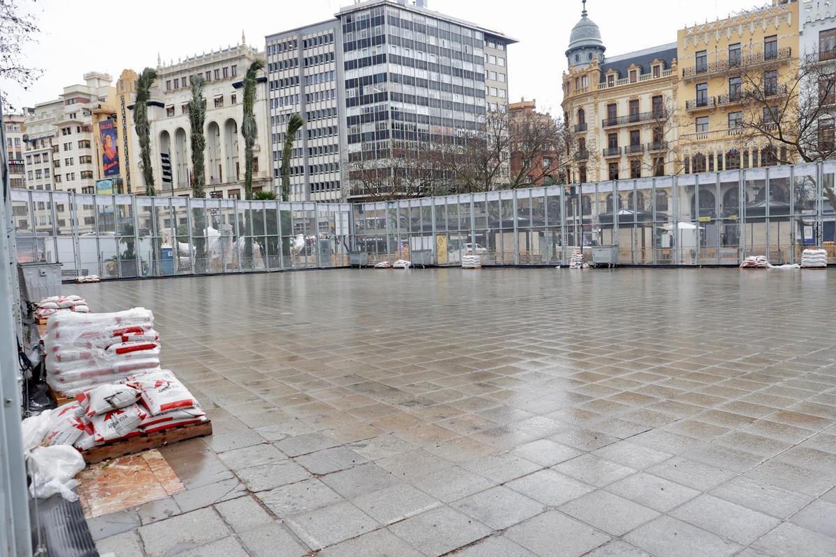 La plaza, vacía y sin "mascletà"