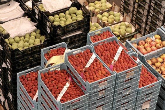 Auf dem Großmarkt wird mit Tonnen an Gemüse, Fleis