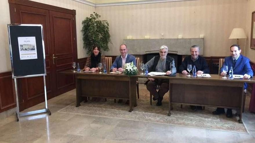 De izquierda a derecha, Mónica Gutiérrez, Juan González, Fernando Comas, Antón Puente y Javier Remis, durante la presentación de las conferencias, ayer.