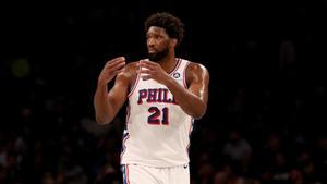 Joel Embiid ante Brooklyn Nets