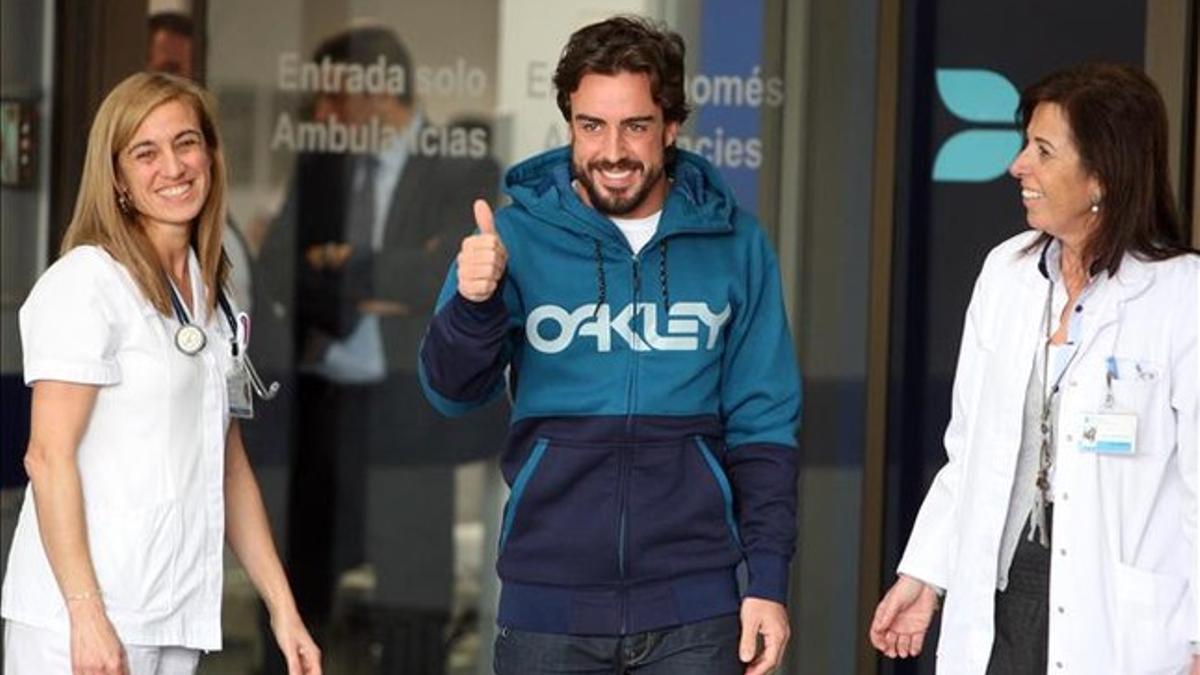 Alonso recibe el alta y abandona el hospital