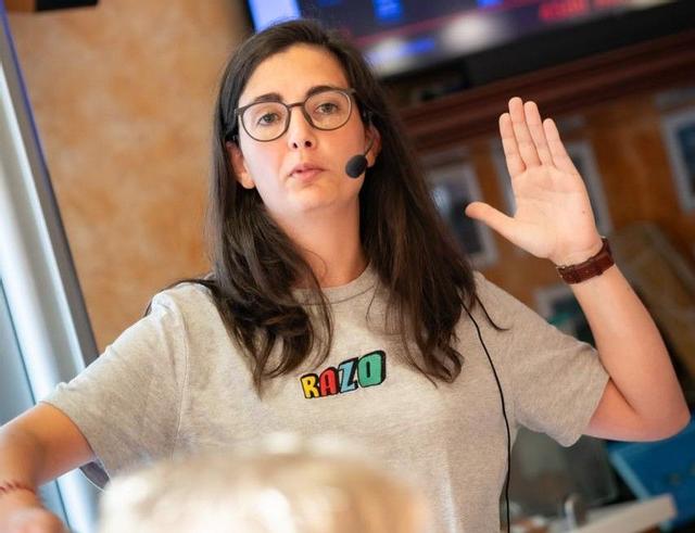 A profesora de Astronomía da USC Begoña Nicolás Ávila no encontro de Razo.