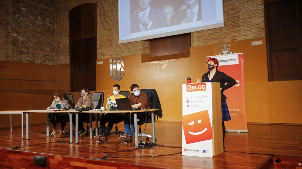 La coordinadora del Bloc, Águeda Micó, interviene en una reunión del Consell Nacional.