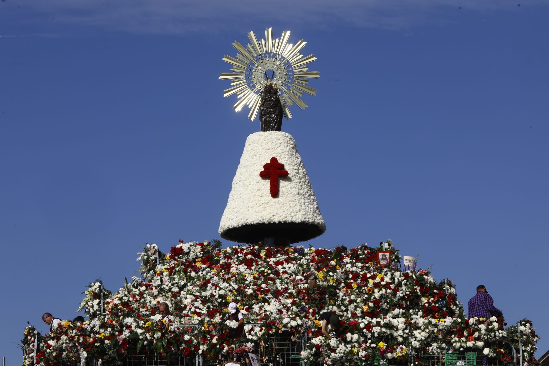 En imágenes | La Ofrenda de Flores a la Virgen del Pilar 2023 en Zaragoza (I)