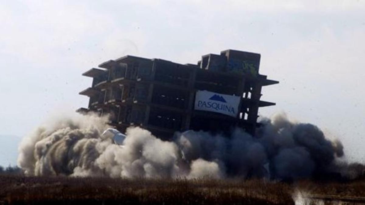 Demolición del edificio Fluvianàutic, en febrero del 2005.