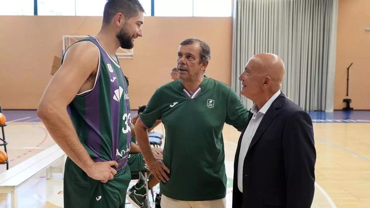 Juanma Rodríguez, junto a Killian Tillie y López Nieto.