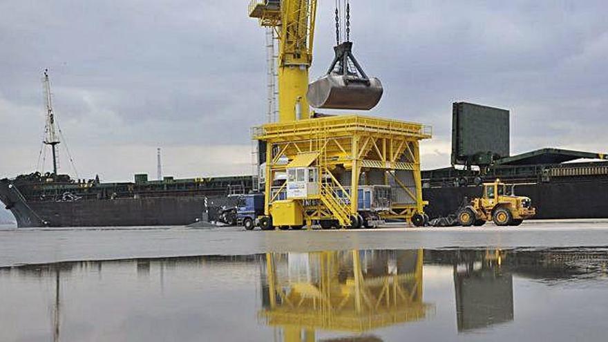 Descarga de mercancías en el puerto exterior de A Coruña.