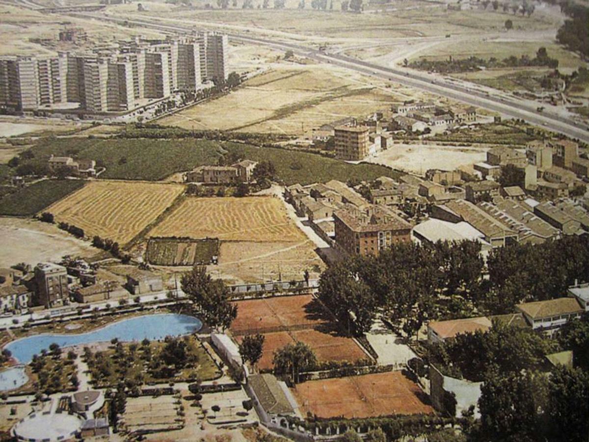 Las avenidas de María Zambrano y de Gertrudis Gómez de Avellaneda serptean paralelas hacia Kasán en 1976.