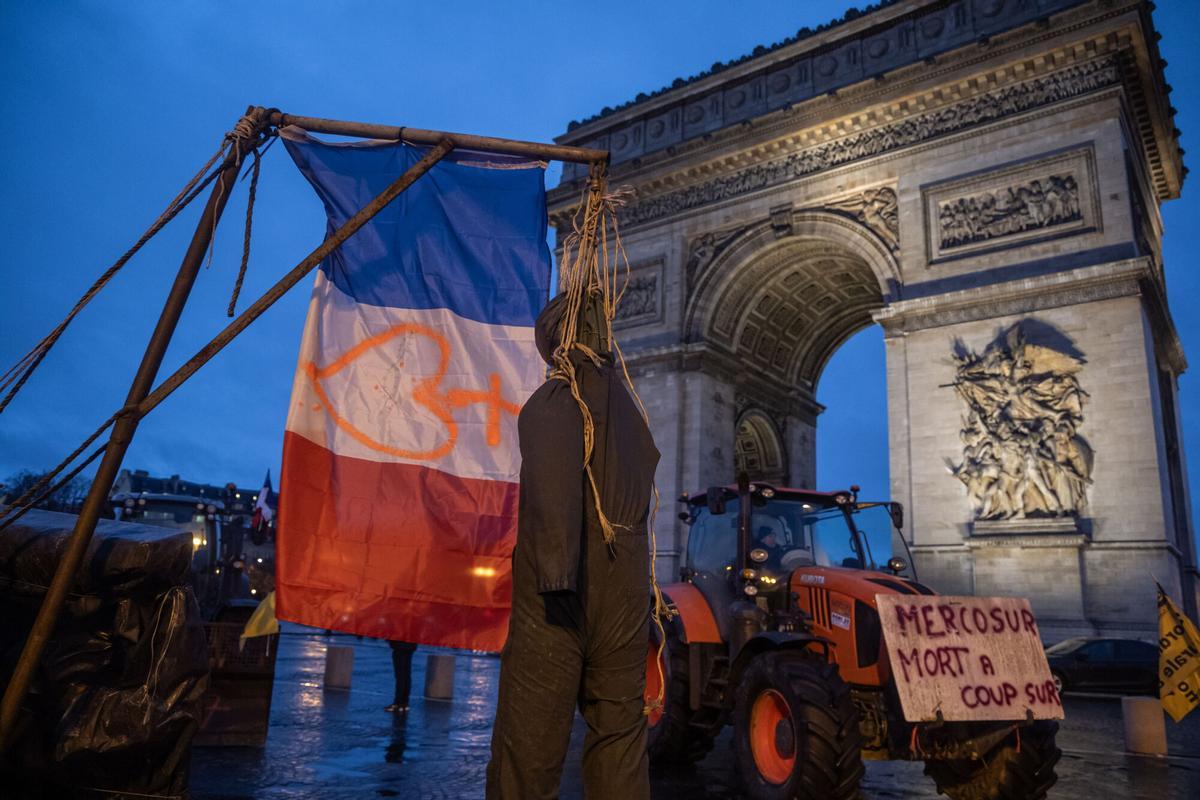 Agricultores franceses bloquean la rotonda del arco del Triunfo en París, en protesta contra la firma del acuerdo comercial con los países del Mercosur.