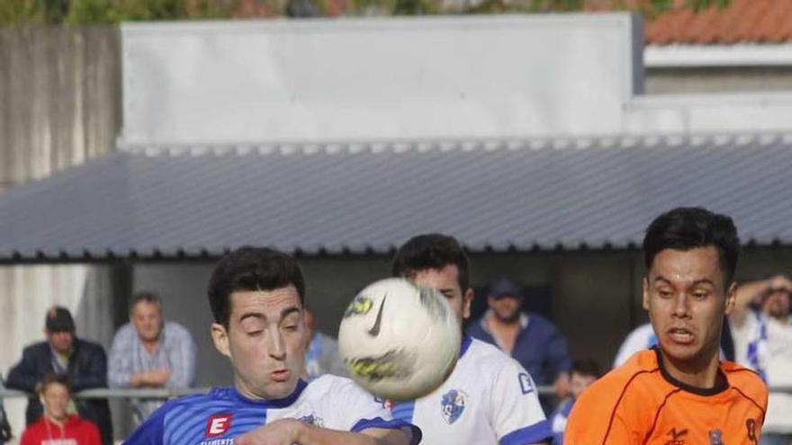 Un jugador del Portonovo despeja el balón en un partido. // S. Álvarez