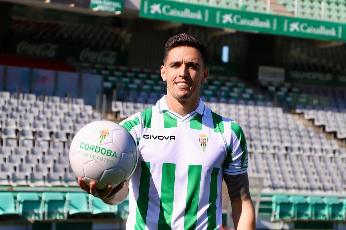 José Antonio Martínez, en su presentación oficial como jugador del Córdoba CF.
