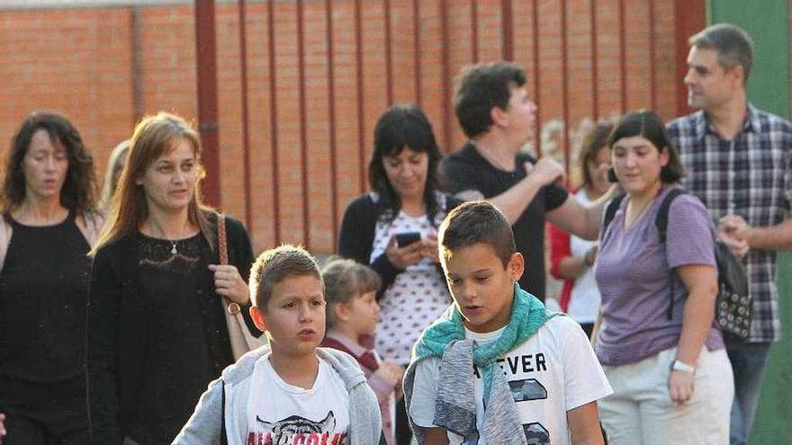 Dos niños entran al CEIP O Couto durante el curso escolar pasado. // Iñaki Osorio