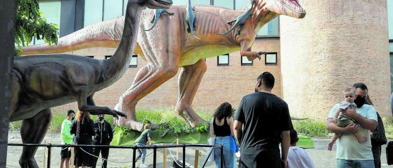 Dos grandes figuras de dinosaurios reciben a los visitantes de “DinoWorld” en el patio exterior del Palacio de Revillagigedo. | Marcos León