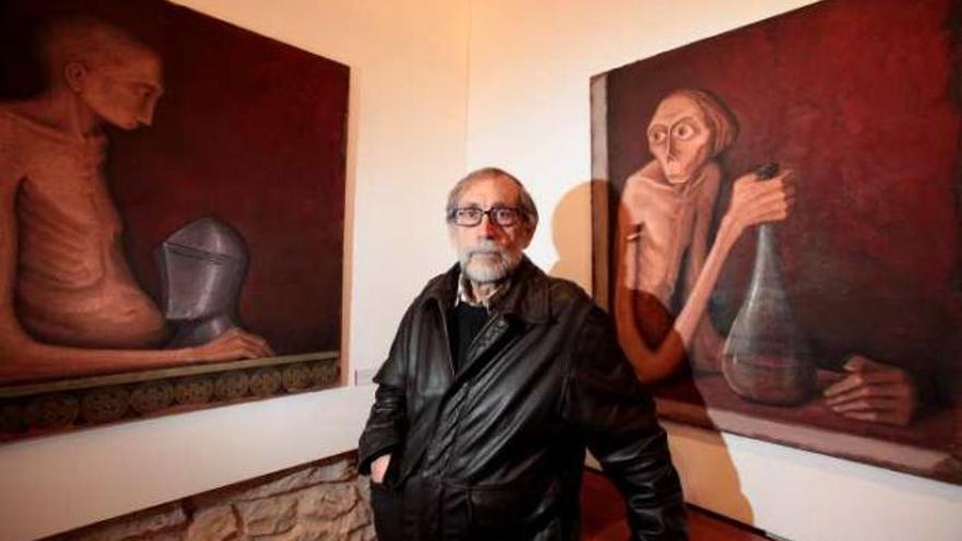 Francisco Torres junto a sus cuadros de &quot;Figura del Pensamiento&quot;, en la Vila Joiosa.