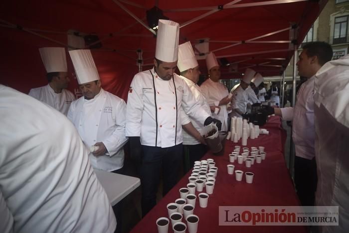 Degustación de monas y chocolate en la Plaza del Romea