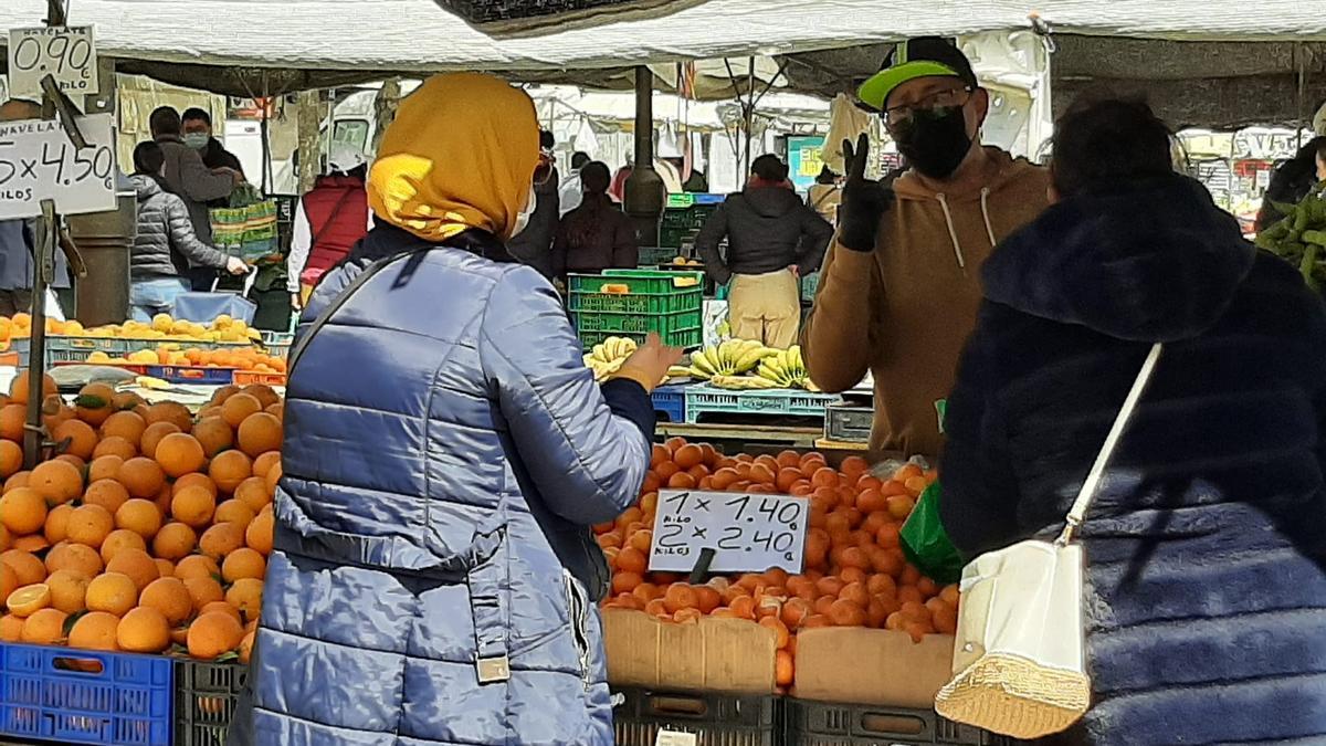 Toca arañar unos céntimos, aprovechando las ofertas del mercado exterior de Pere Garau. 