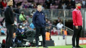 Koeman y Robert Moreno, durante el Barça-Granada en el Camp Nou.