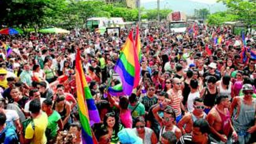 La marea arco iris protesta frente al Ministerio de Sanidad