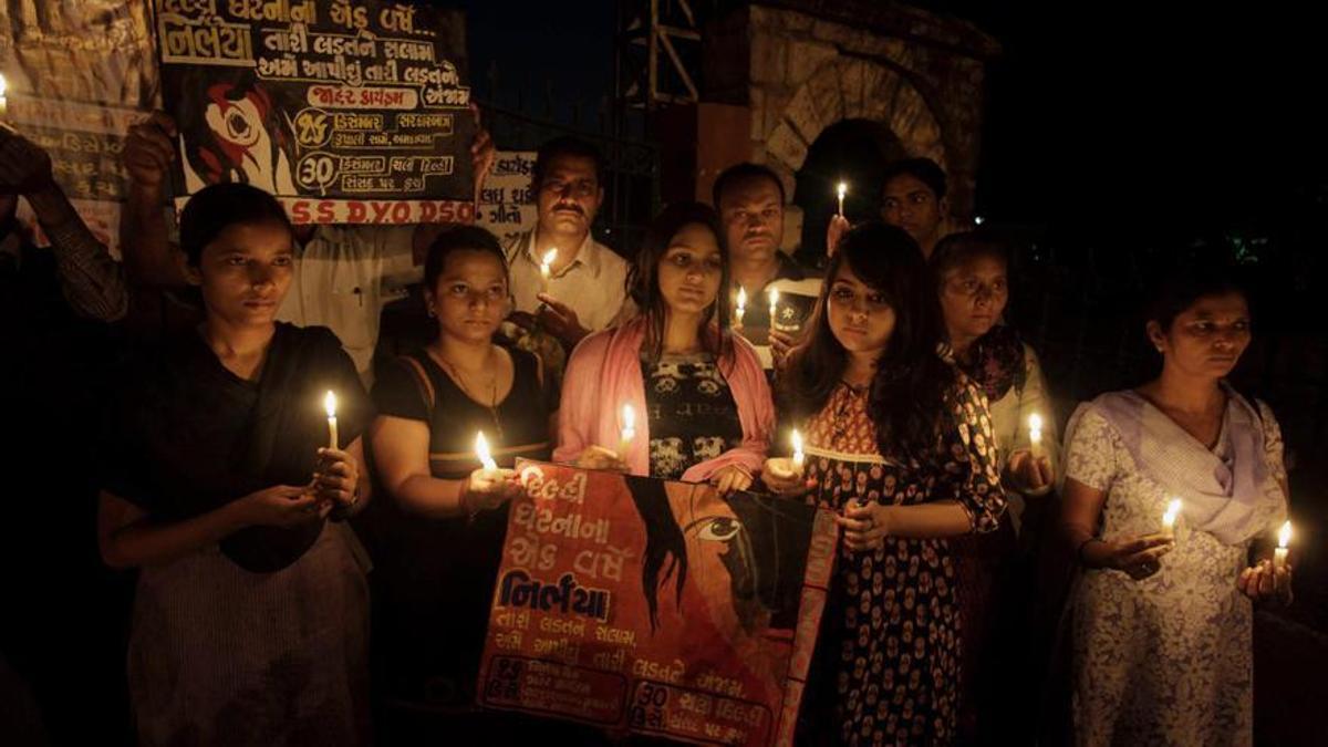 Mujeres en una vigilia contra los casos de violación en Nueva Delhi