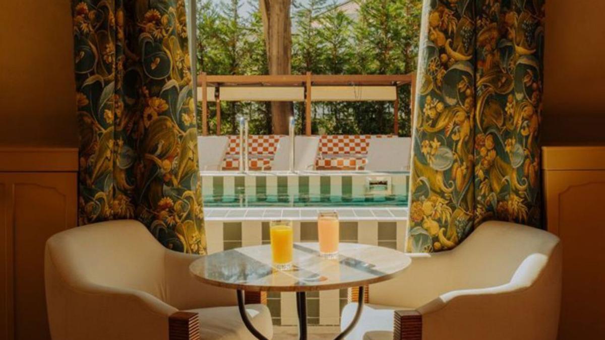 Racó d’una de les sales interiors, des d’on es pot veure la piscina.