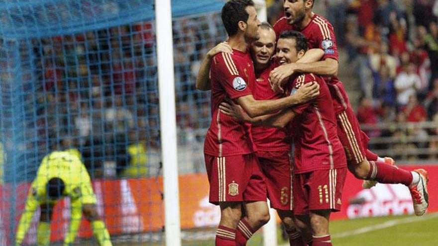 Busquets, Iniesta, Cesc y Pedro, en un partido de clasificación para la Eurocopa.