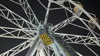 Los bomberos evacúan a 19 personas de una noria averiada en el parque de la Navidad de Torrejón de Ardoz