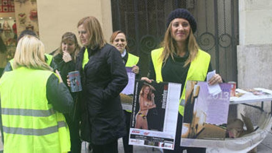 Las madres de Montserrat vendieron su calendario para recaudar fondos a las puertas de la Generalitat Valenciana.