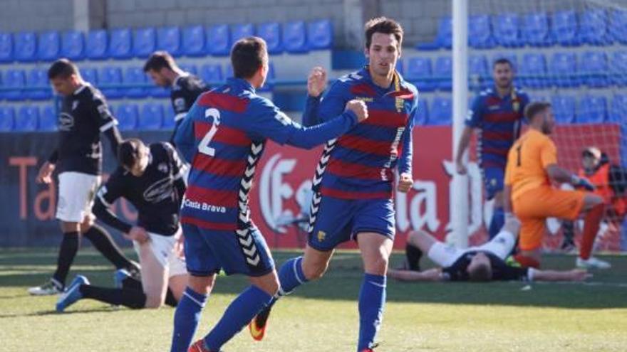 Manel Martínez celebra un gol a l&#039;Ebre amb el defensa Javi Chica.