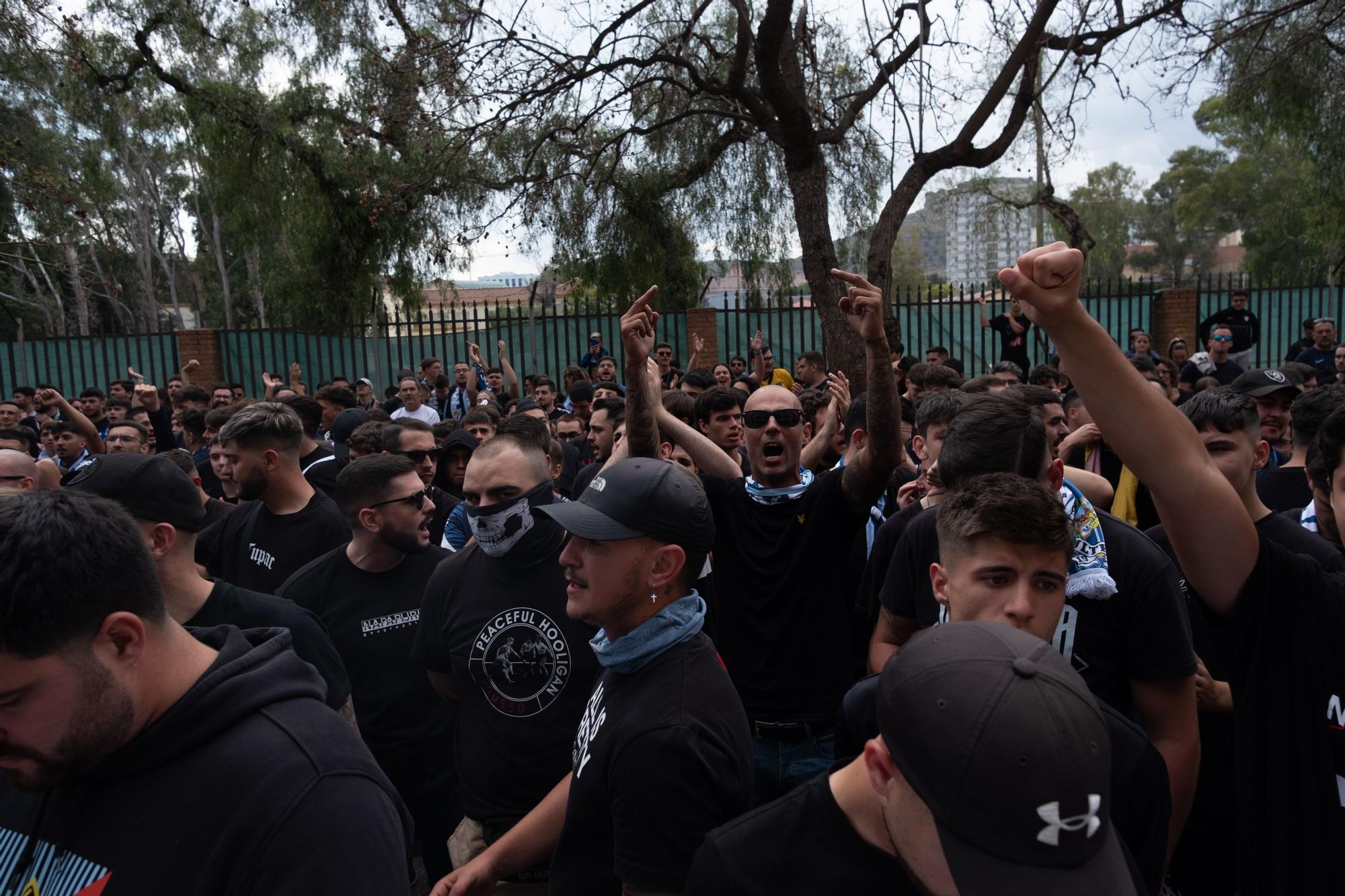 La protesta de la afición antes del Málaga CF - UD Ibiza, en imágenes