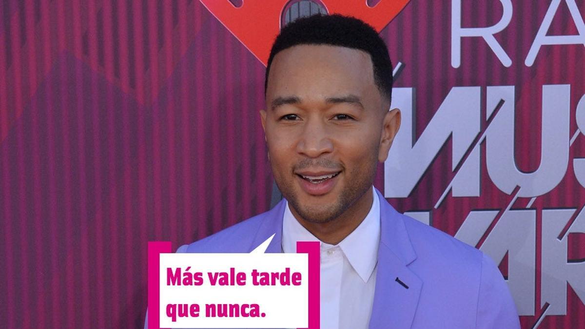 John Legend se pasa con el vino y se sube al escenario