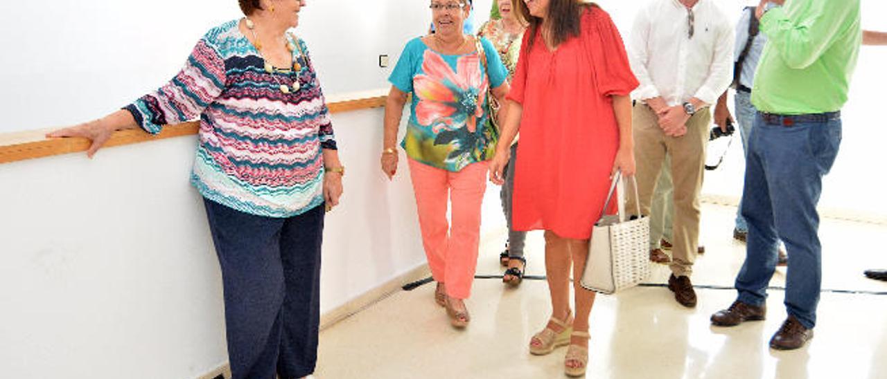 Carmen Hernández con varias vecinas, ayer, en el Centro de Control de la Policía Local en La Garita.