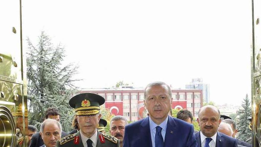 Erdogan se reúne con el jefe del Estado Mayor. // Efe