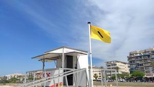 Calafell adapta les banderes de la platja per a les persones daltòniques
