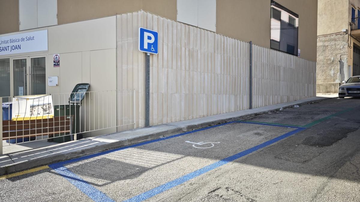 Los dos aparcamientos habilitados por el Ayuntamiento en la calle Molins.