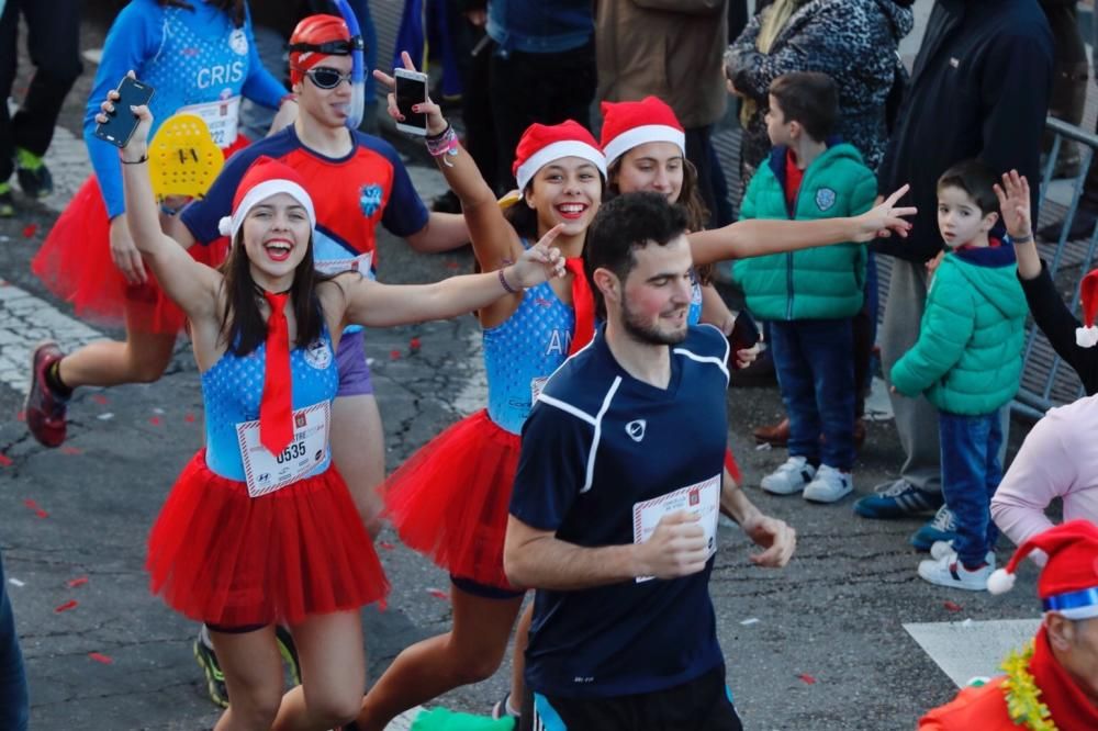 Más de 4.000 corredores tomaron la salida de la carrera más irreverente del año en la Praza de Compostela.