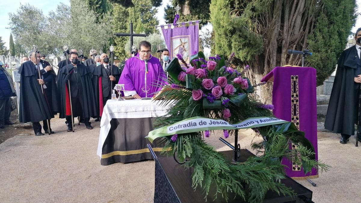 Juan José Carbajo oficia la eucaristía junto al catafalco instalado en el cementerio de Toro