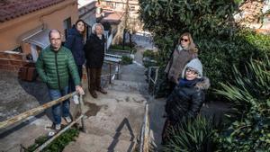 Els últims carrers sense asfaltar de Barcelona atrapen els seus veïns: «Ningú ens fa cas»