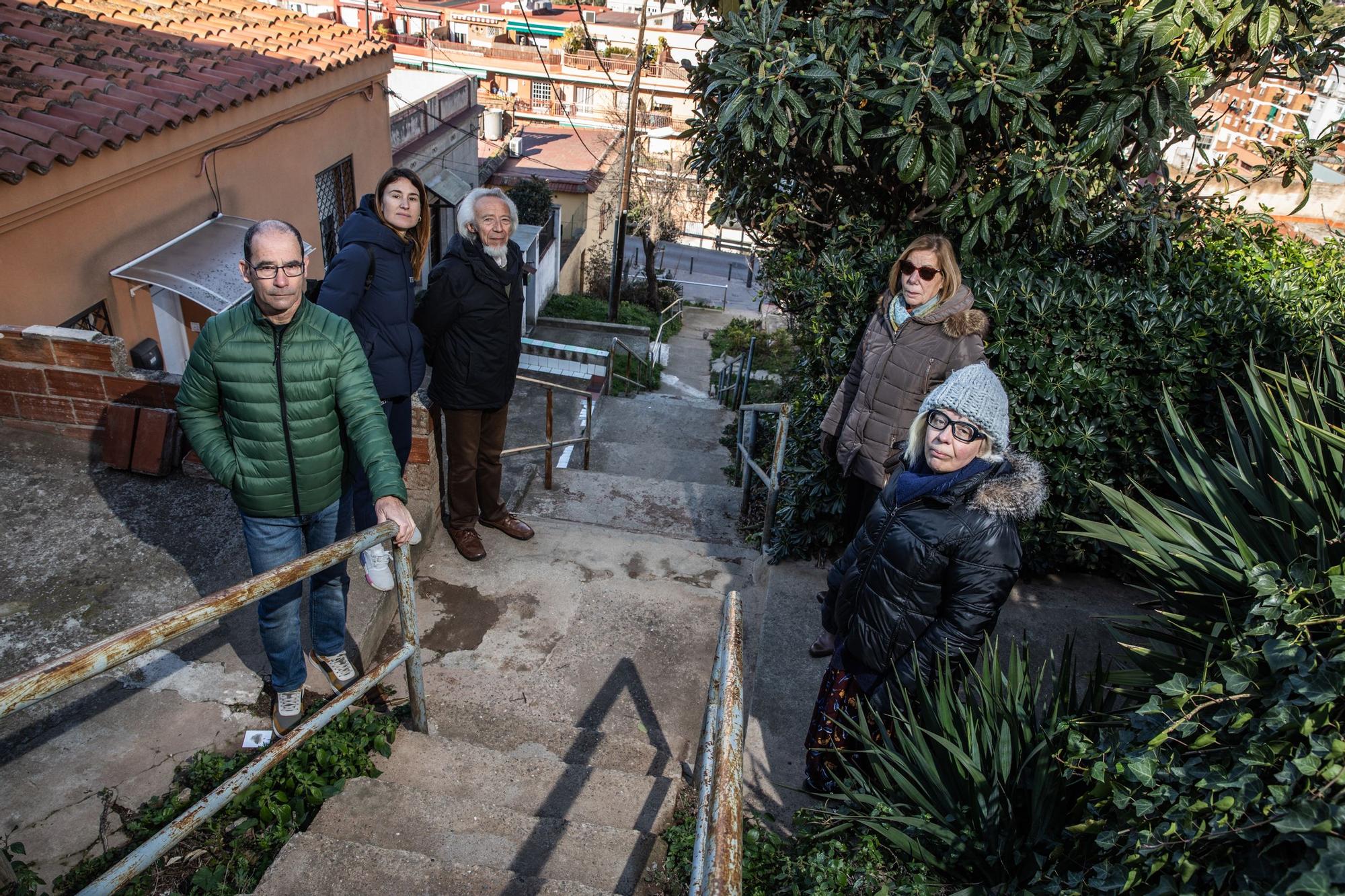 Vecinos del pasaje Ceuta, en el Turó del Carmel, mortificados por el mal estado de varias calles sin asfaltar ni urbanizar